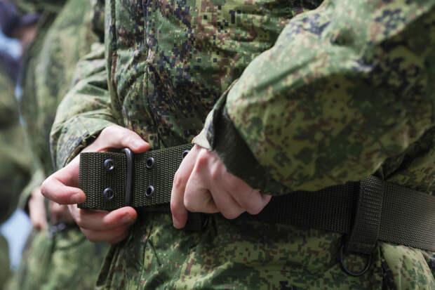 Требование мужчинам получать разрешение от военных на заграничные поездки вызвало шум