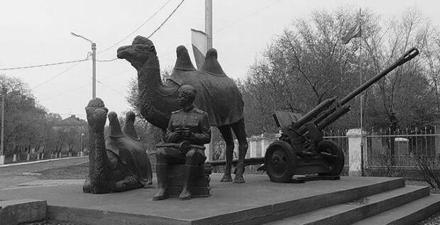 «Мы победили!» - памятник бойцам 902-го стрелкового полка и их помощникам Мишке и Машке (г. Ахтубинск). /Фото:moya-planeta.ru Как верблюды, олени, ослики и другие животные помогали сражаться с фашистами