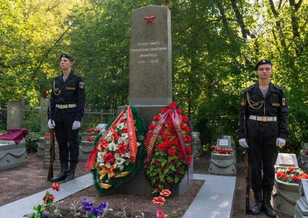 Военнослужащие и ветераны ВМФ почтили память погибших защитников Ленинграда