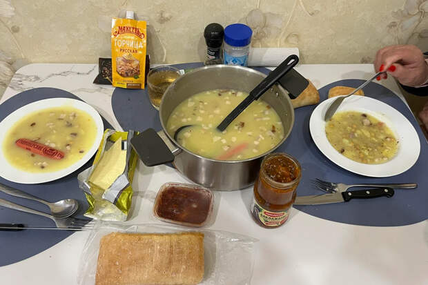 Турист шокировал иностранцев с помощью простой русской сосиски