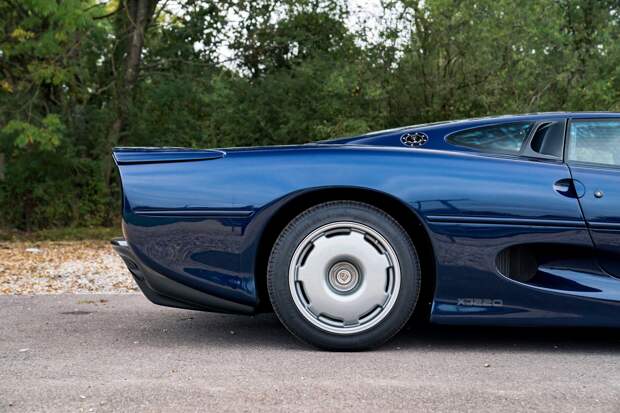 Один из самых красивых автомобилей Jaguar XJ220 1993 года