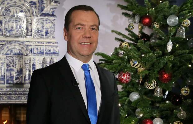 Будучи президентом, Дмитрий Медведев в новогоднем поздравлении 2011 года  заявил, что Россия - "молодая 20-летняя государственность". Мой сын-школьник смеялся до слёз...