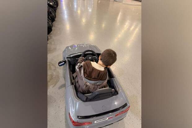 Трёхлетнему внуку Славы подарили машину