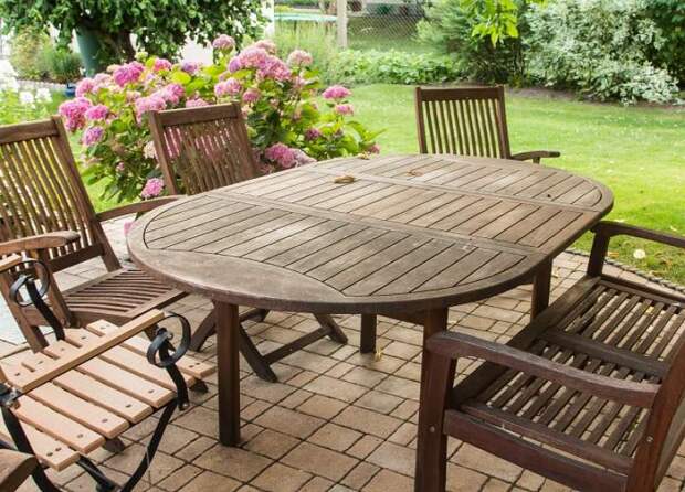 Чистим летнюю мебель, которая зимовала на балконе, на веранде или в саду