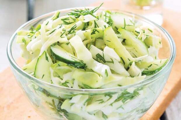 Салат с капустой, огурцом и яблоками Салат с капустой, огурцом и яблоками