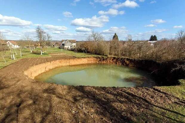 Фото: В хорватских деревнях земля превратилась в «швейцарский сыр» В хорватских деревнях земля превратилась в «швейцарский сыр»