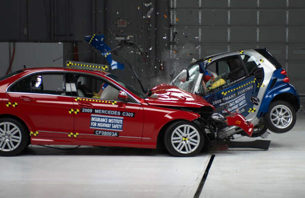 перед началом краш теста автомобиля