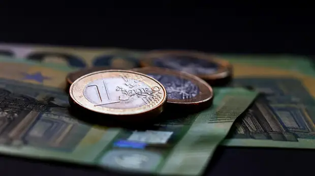 Евро упал ниже 75 рублей впервые с марта 2020 года