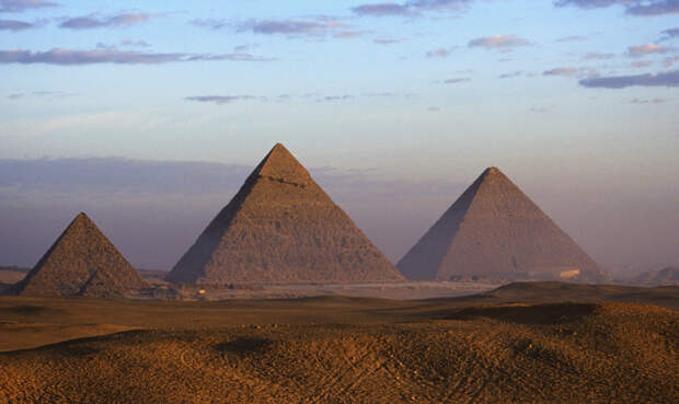 Навигация Великая пирамида Египта, по мнению французских исследователей Белизала и Шомери, ни что иное, как гигантская навигационная станция. Ученые решили, что масса и форма пирамиды могла бы превращать ее в мощную «вибрационную станцию», то есть с помощью копии пирамиды, установленной, например, на корабле, путешественники могли точно определять направление, в котором находится родина. Никаких доказательств этой теории до сих пор нет.