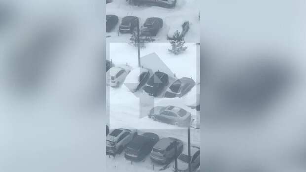 Москвичи откапывают машины из сугробов из-за сильного снегопада