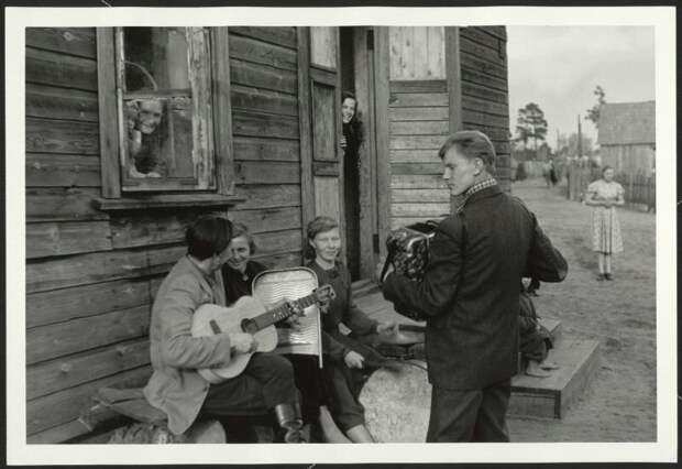 Воскресенье в рабочем поселке Антанас Суткус, 1959 год, Литовская ССР, пос. Ежерелис, МАММ/МДФ.