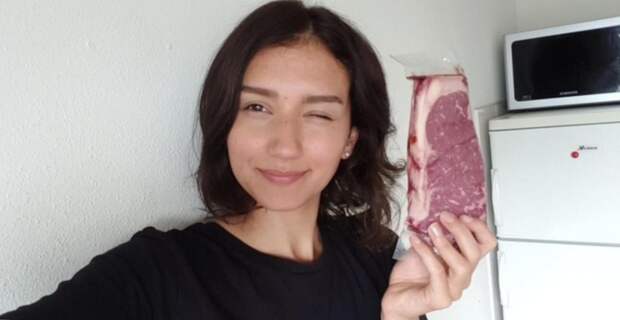 Девушка из Нидерландов начала есть мясо после 4-летней веганской диеты. Результаты налицо