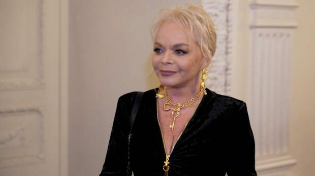 Долина вышла на красную дорожку с ключом от квартиры на шее