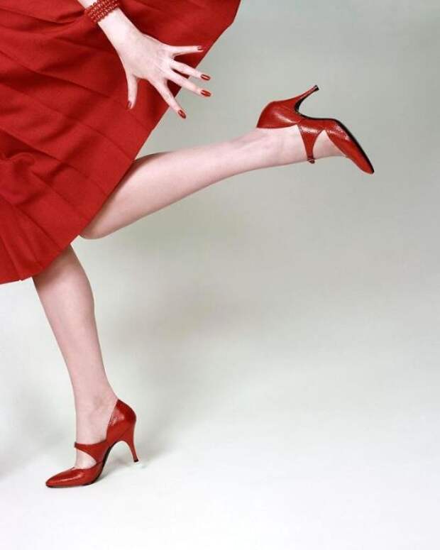 Туфли насыщенного красного цвета из тисненой кожи с острым носком.