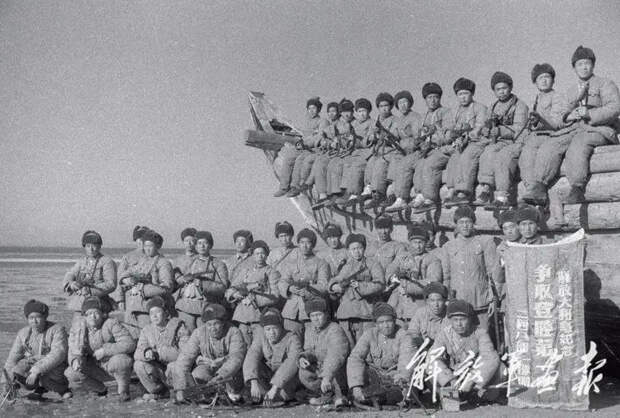 Китайские добровольцы идут в бой