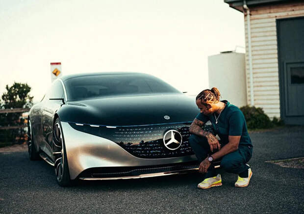 Хэмилтон распродал весь личный автопарк. Из-за чего? — Стратеги из Маранелло