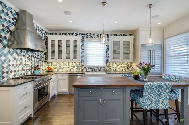 Классические шкафы и яркие стены