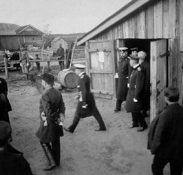 Петр Столыпин во время поездки по селам Московской области. 1910 год.