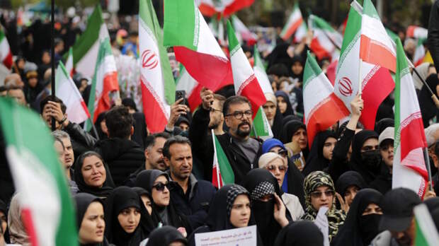 Иранцы выстроили живые цепи у энергообъектов, по которым могут ударить США