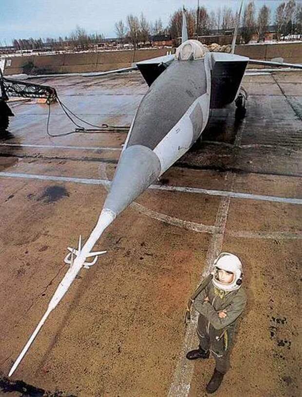 Несмотря на противоперегрузочный костюм, пилот МиГ-25 за полет терял по 5 кг веса