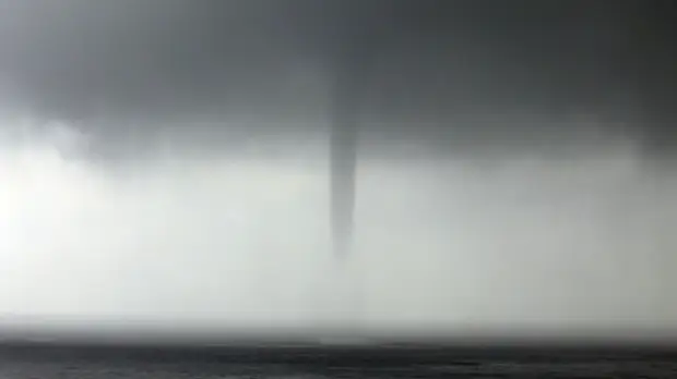 Метеоролог рассказал, как вести себя во время смерча