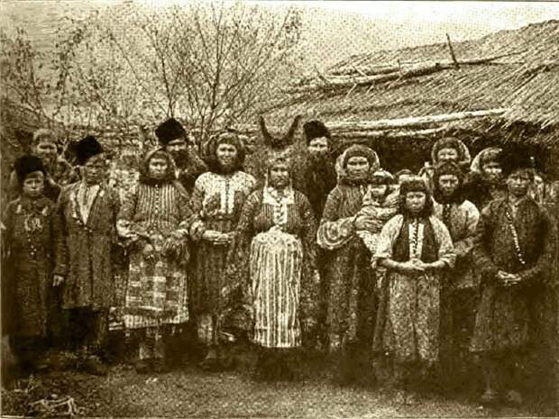 Женащинка в кике в центре