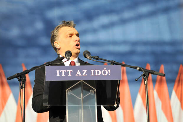 Премьер Венгрии Орбан жал гирю в костюме переды парламентскими выборами
