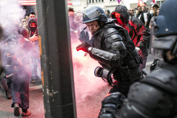 18 пугающих снимков протестов во Франции