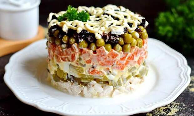 Салат «Прага»: 2 рецепта любимой ресторанной классики СССР