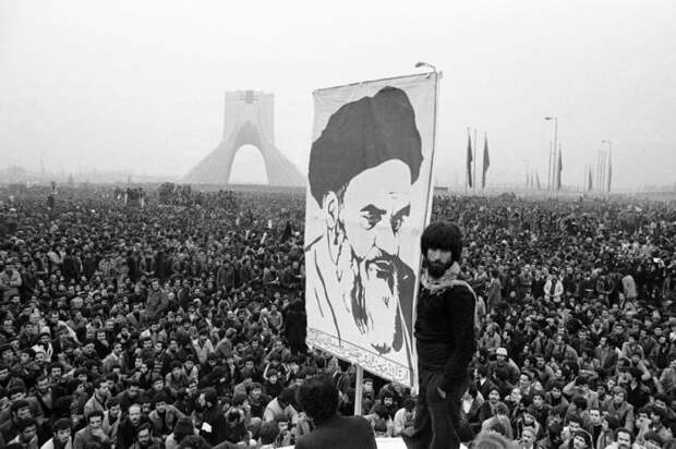 Революция в Иране произошла 40 лет назад, однако у ее лидера до сих пор осталось немало почитателей. /Фото:euronews.com