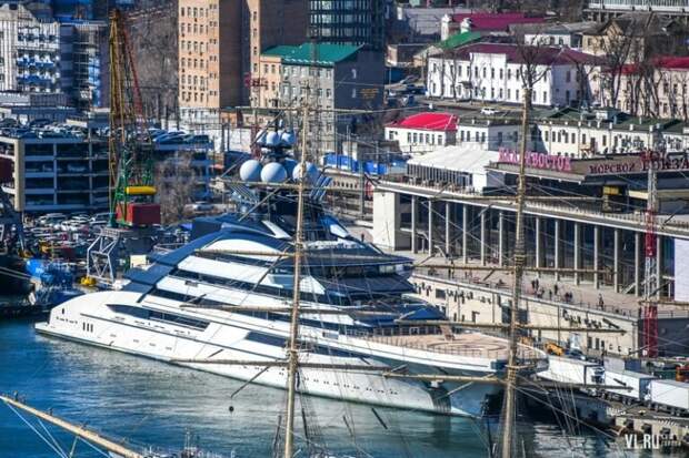 Сначала "домой" потянулись супер-яхты: яхта господина Мордашова, стоимостью в годовой бюджет города Владивостока, на фоне этого самого города