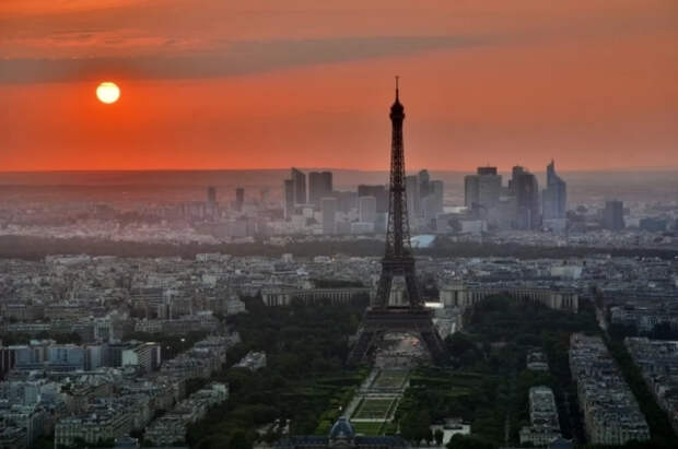 В Париже мужчина украл меч с памятника Жанне д’Арк