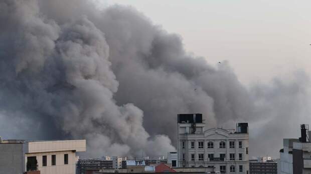 В Иране предупредили о кислотных дождях после ударов по нефтехранилищам