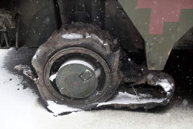 Британский броневик застрял в донецкой грязи и погубил свой экипаж