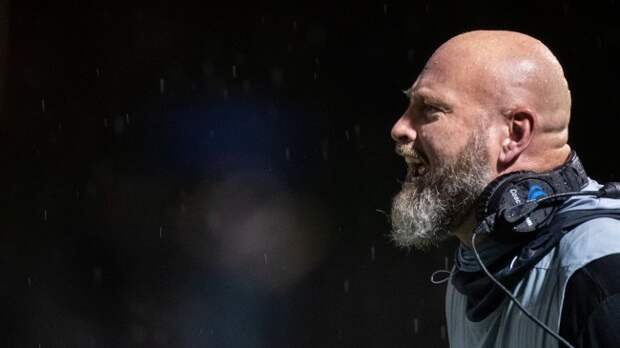 Trent Dilfer coaches his players from the sidelines.