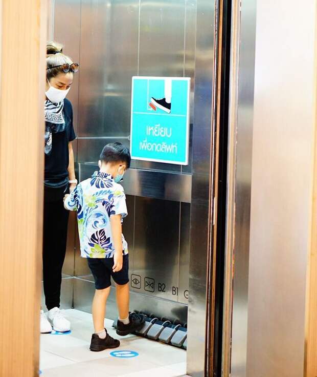 Торговый центр в Таиланде установил педали в лифтах