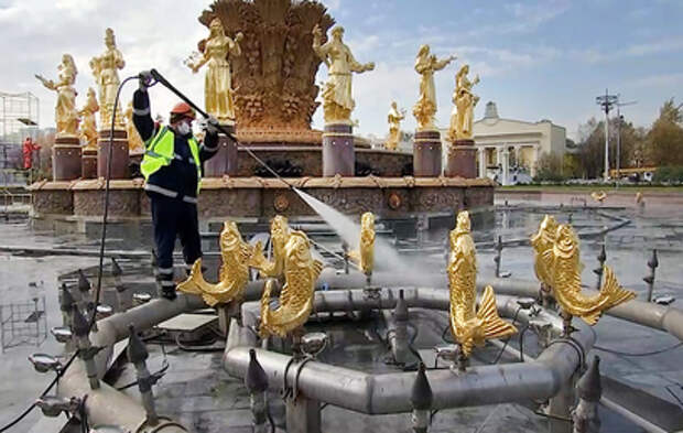 В Москве фонтаны начали готовить к зиме