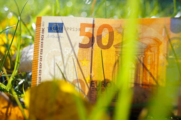 Биржевой курс евро упал ниже 75 рублей впервые за два года