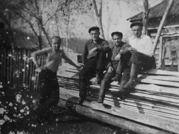 Сельские парни Николай Измайлов, 1 января 1948 - 31 октября 1953 года, Ульяновская обл., Николаевский р-н, с. Чувашский Сайман, из архива Дарьи Микацадзе.