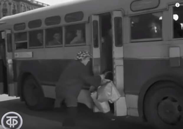 Убогий совок в старом фильме.