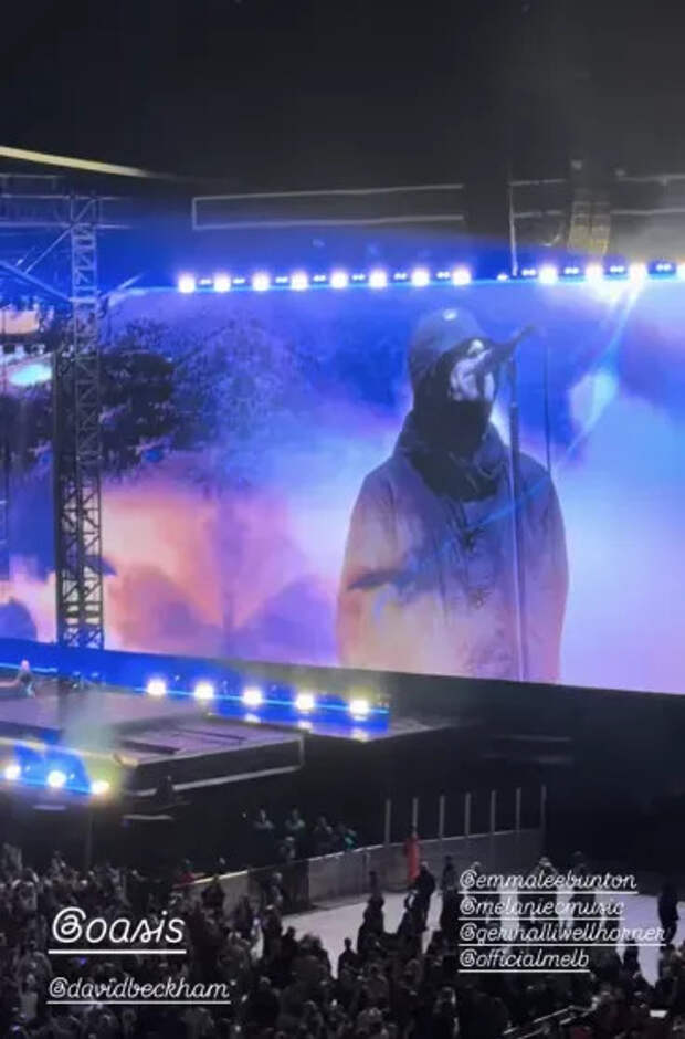 Лиам Галлахер на сцене во время выступления