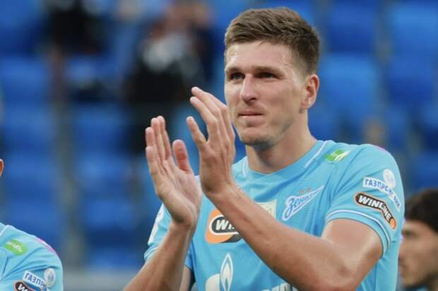 Соболев после гола показал дирижёрский жест перед трибуной «Оренбурга»