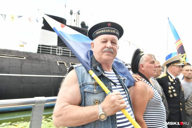 Десятки моряков собрались сегодня в парке «Тушино» Десятки моряков собрались сегодня в парке «Тушино»