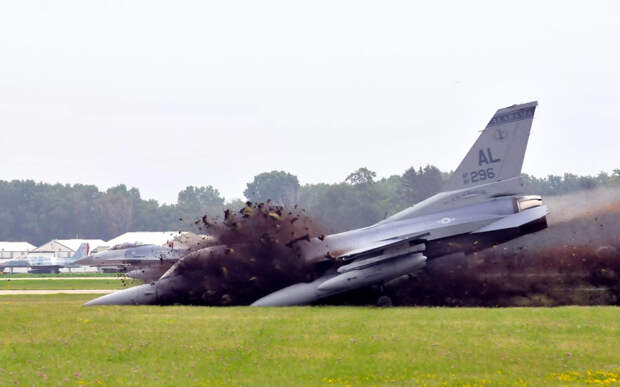 Украинский авиа-эксперт: НАТОвские F-16 падают в погоне за русскими «Геранями»