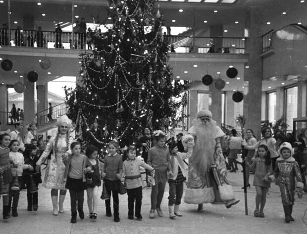 Советская история игрушек: СССР создавал новогодние украшения со смыслом