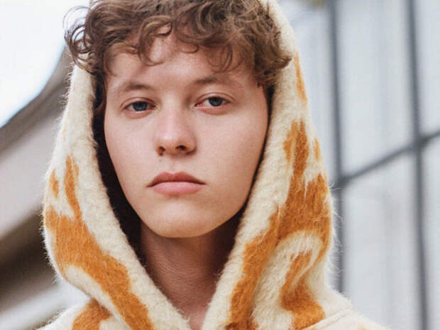 Певца Шарлота задержали в Пулково после видео с сожжением паспорта (ВИДЕО)