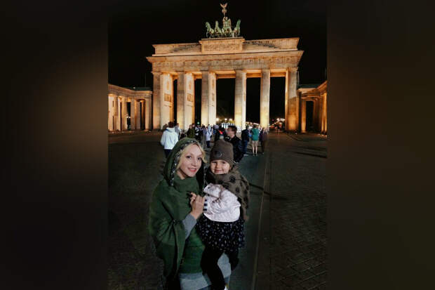 Певица Кристина Орбакайте опубликовала фото дочери с разницей в 12 лет