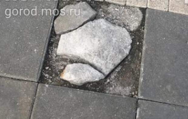 На Пятницком шоссе плитку замаскировали камнями