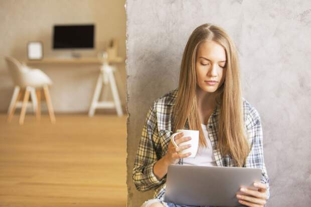 Pretty female drinking coffee and using laptop on floor, Image: 291633292, License: Royalty-free, Restrictions: , Model Release: yes, Credit line: Profimedia, Stock Budget