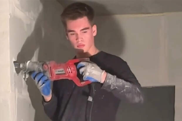 Внешность приехавшего на вызов российского ремонтника вызвала ажиотаж в сети